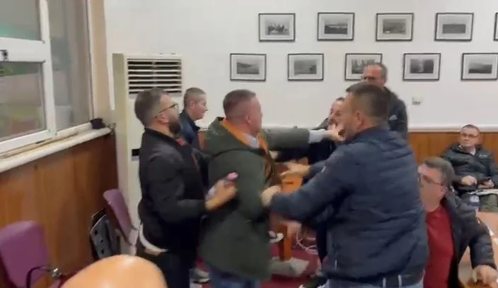 Plas sherri i dhunshëm, në Këshillin Bashkiak të Pogradecit/ Këshilltari përleshet me qytetarin në sallë për…