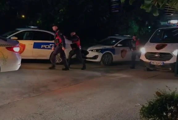 Plas sherri mes tre personave në Vlorë, plagoset rëndë me thikë njëri prej tyre/ Shoqërohen në polici autorët e dyshuar (EMRAT)