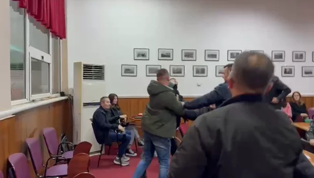 Plas sherri në Këshillin Bashkiak të Pogradecit, këshilltari përleshet fizikisht me qytetarin në sallë
