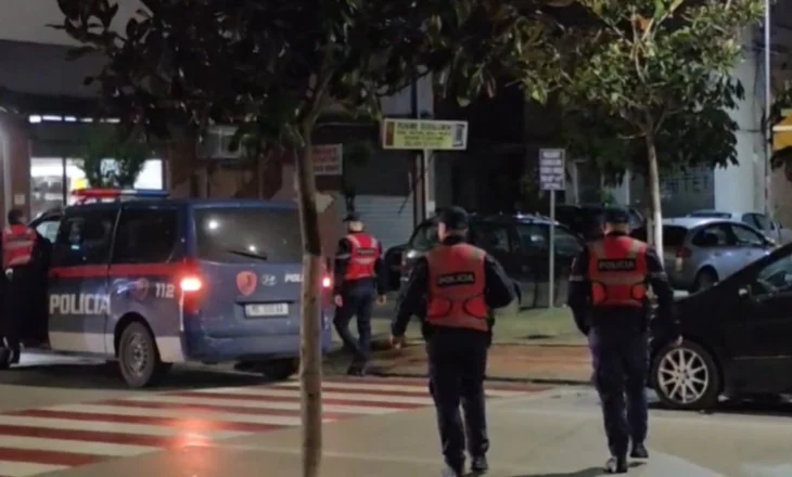 Plas sherri për parkimin në Fier! Plagoset me thikë 33-vjeçari, autori në kërkim