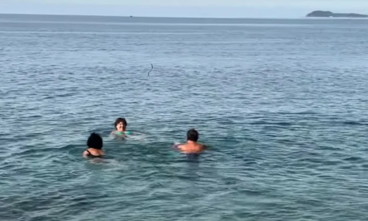 Plazh në mes të nëntorit në Vlorë, qytetarët shijojnë detin dhe diellin