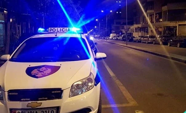 Plumba ndaj makinës në Shkodër–Hani i Hotit, shoferi del nga rruga dhe zhduket pas aksidentit