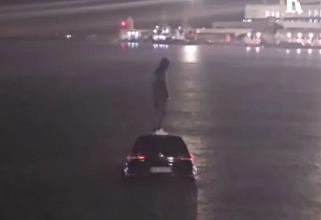 Po hipte në tragetin e Barit, i riu shqiptar bie me makinë në det (Video)