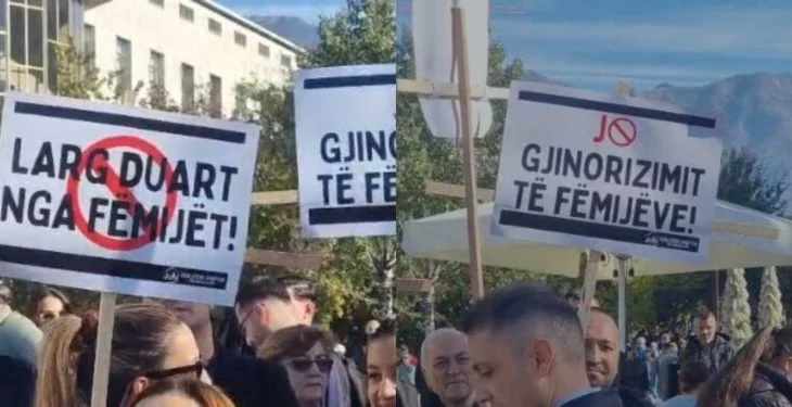 “Po na cënon fëmijët”/ Kundër ligjit për Barazinë Gjinore, qytetarët protestë te sheshi “Skënderbej”