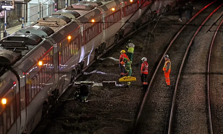 Policia britanike shpjegon motivin e sulmit me thikë në tren