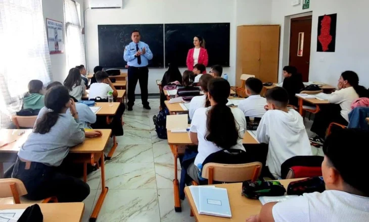 Policia e Fierit ndan këshilla për sigurinë me nxënësit e shkollave 9-vjeçare