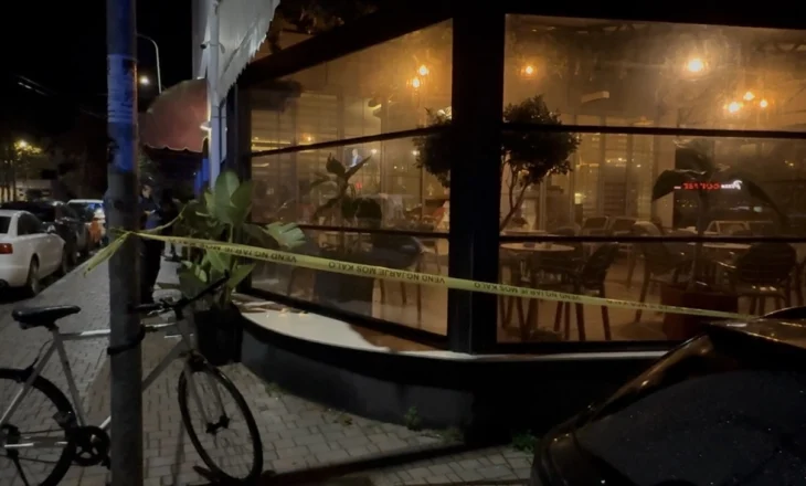 Policia në kërkim të autorit që qëlloi me armë në lokal në Fier – arrestohet njëri prej të përfshirëve dhe pronari i lokalit