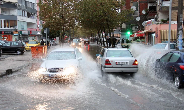 Policia Rrugore apel shoferëve nga moti i keq dhe reshjet e dëborës: Respektoni sinjalistikën, pajisuni me…