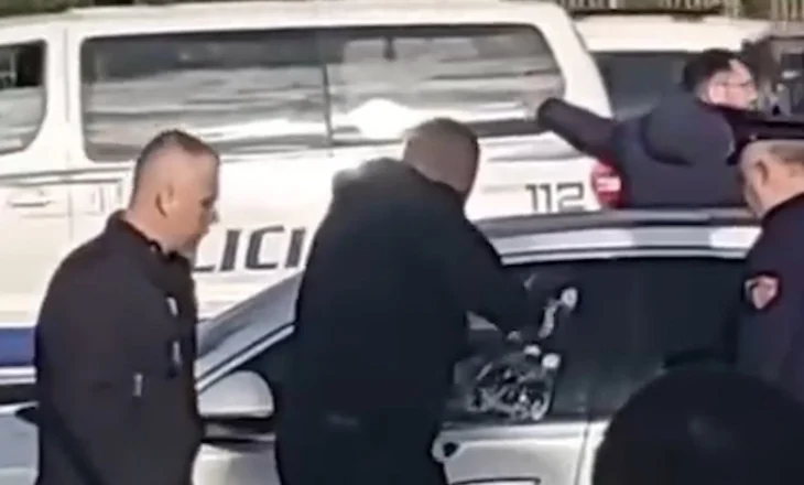 Policia thyen xhamin e mjetit luksoz për t’i dhënë ndihmën të plagosurit, viktima brenda në makinë