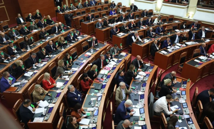 Post-Kuvendi! ‘Barazia gjinore’ u miratua-deputetët priten me protestë: Turp! Reforma Zgjedhore & Territoriale bashkoi PS-PD