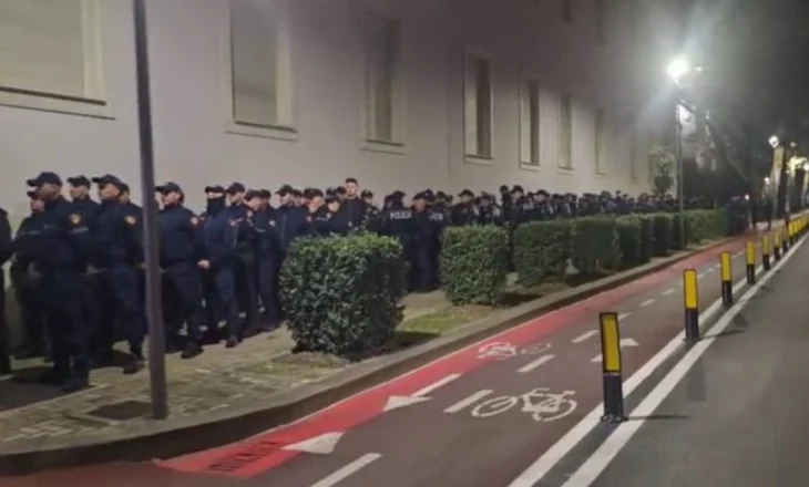 Prag proteste! Forcat e rendit ‘blindojnë’ Kryeministrinë