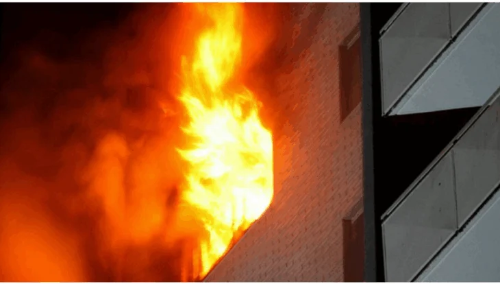 Prag tragjedie/ Përfshihet nga flakët banesa në Fier, lëndohet foshnja 2 muajsh