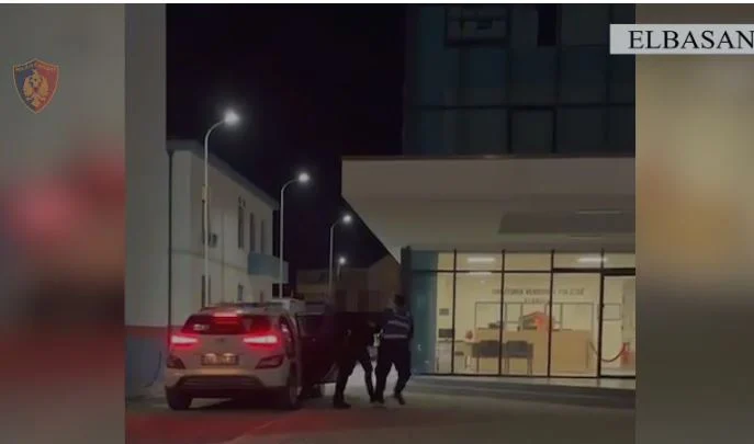 Pranga ‘skifterit’ në Elbasan/ Vodhi sende me vlerë dhe para në një banesë, si dhe materiale në një magazinë, policia..