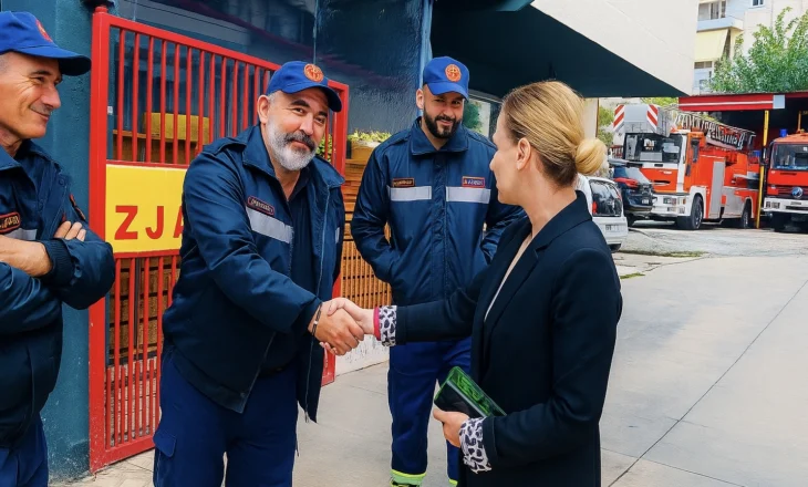 Prefektja Evis Allushi zhvillon vizitë prezantuese në Sarandë, takim me zjarrfikësit dhe drejtuesit lokalë