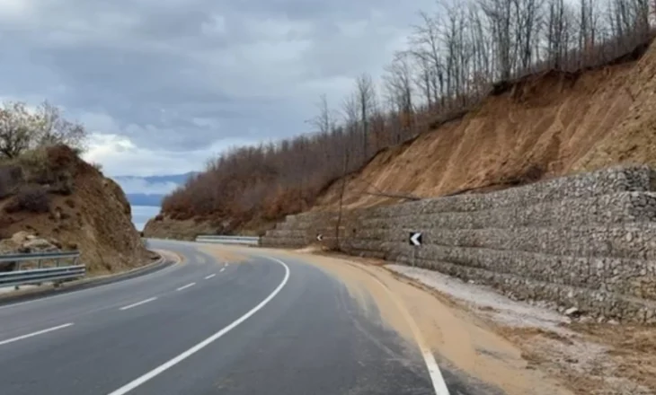 Prezencë inertesh në rrugë, bllokohet rruga e vjetër në Qafë Plloçë
