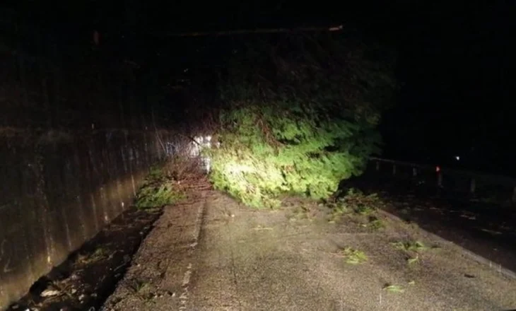 Problematika në aksin Elbasan-Peqin pas reshjeve, bllokohet qarkullimi rrugor