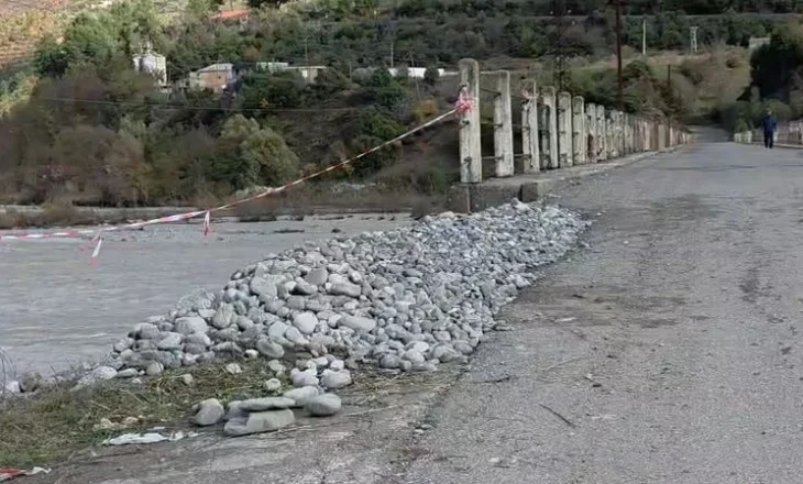 Probleme nga moti i keq në Gramsh, reshjet e dendura të shiut dëmtojnë urën e Shëmrizës