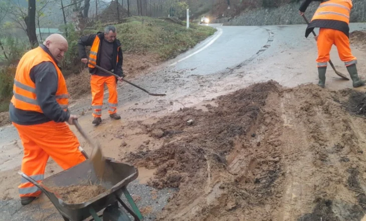 Probleme nga moti i keq në Kukës/ Dëmtohet ura që lidh dy fshatra, probleme me energjinë elektrike