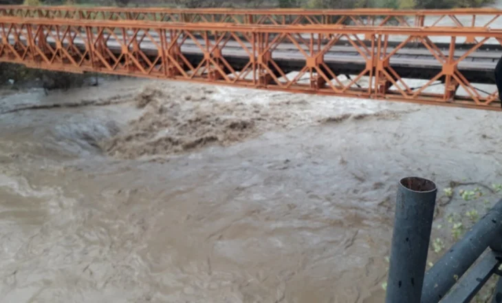 Probleme serioze në Gramsh, reshjet e dendura dëmtojnë krahun e urës së Shëmrizës