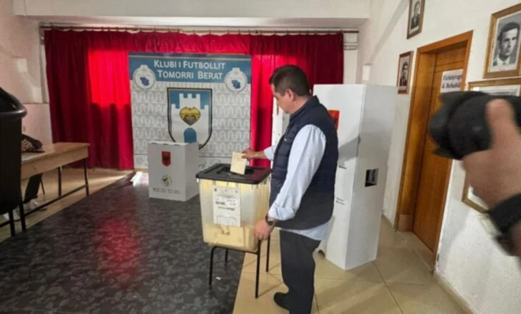 Problemet me kamerat në një qendër votimi në Berat, kandidati i PS-së voton