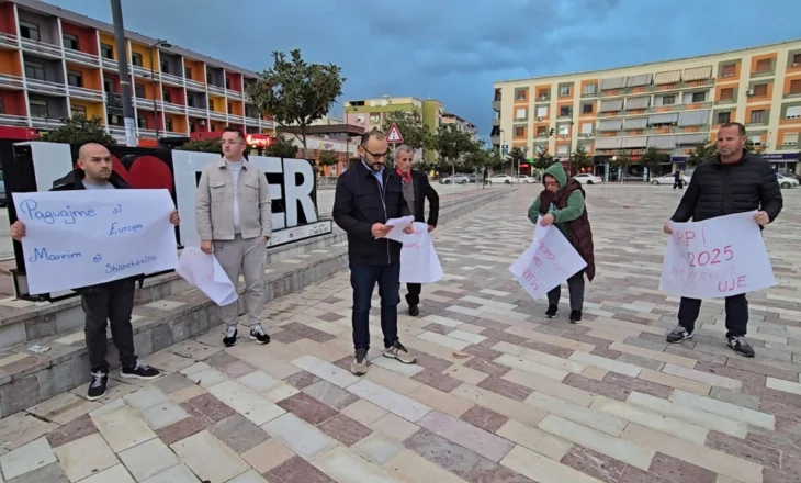 Problemi i ujit të pijshëm në Fier, aktivistët dhe banorët në protestë