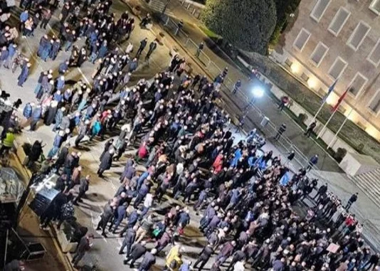 Protesta e opozitës para Kryeministrisë, Balla ironizon: Sot nuk erdhën dot ca nga krushqit, u lodhën në dasmën e javës së kaluar