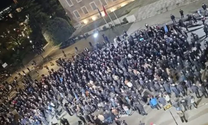 Protesta e opozitës para Kryeministrisë, Balla publikon foton e pjesëmarrësve: Ia doli ta fundosë PD në shoqatë