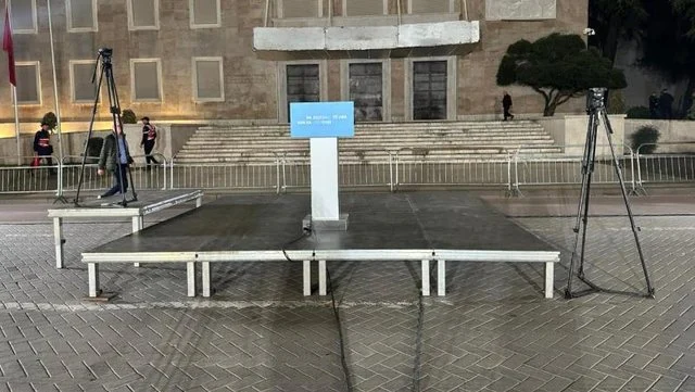 Protesta e opozitës tek Kryeministria, nis vendosja e foltores ku do mbahen fjalimet