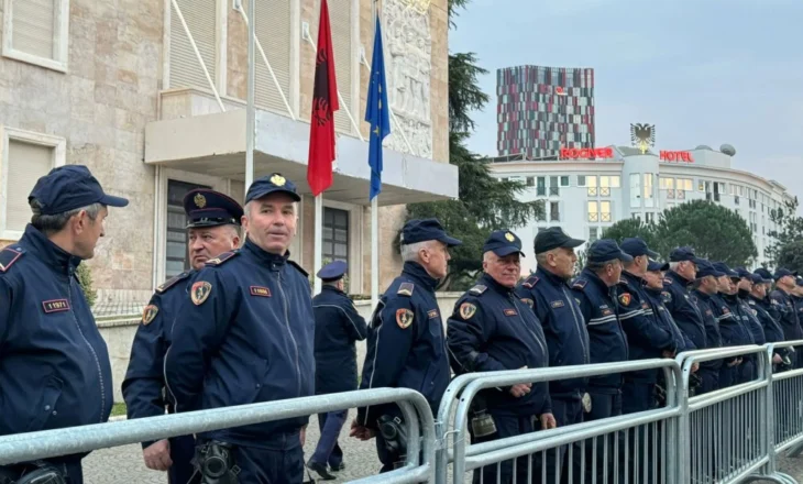 Protesta e paralajmëruar nga opozita, qindra forca policie ‘rrethojnë’ Kryeministrinë