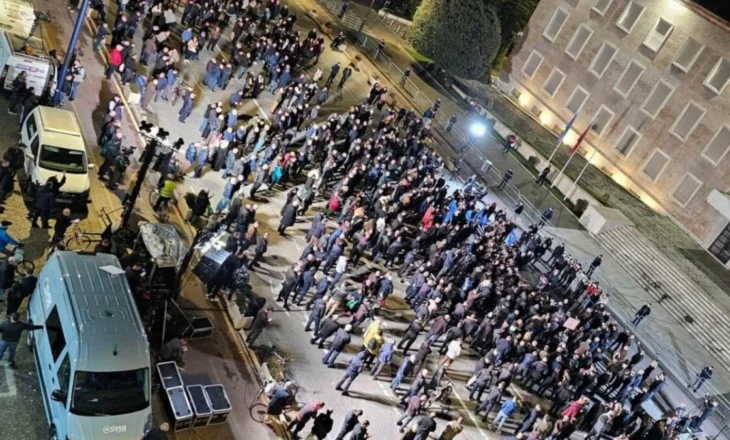 Protesta e PD para Kryeministrisë nuk “ndezi”, pak mbështetës dhe disa deputetë e mbyllin tubimin më herët se leja