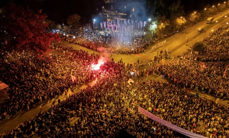 Protesta masive në Novi Sad, mijëra njerëz mblidhen në 1-vjetorin e tragjedisë në stacionin hekurudhor