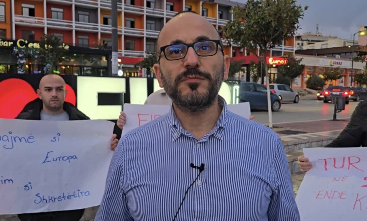 Protestë në Fier: Aktivistët kërkojnë zgjidhje për mungesën e ujit të pijshëm dhe ndërprerjet e energjisë