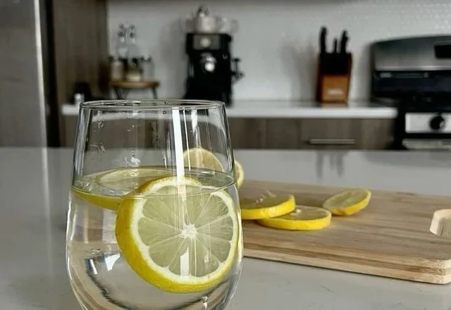 Pse duhet të filloni menjëherë të konsumoni ujë të ngrohtë me limon