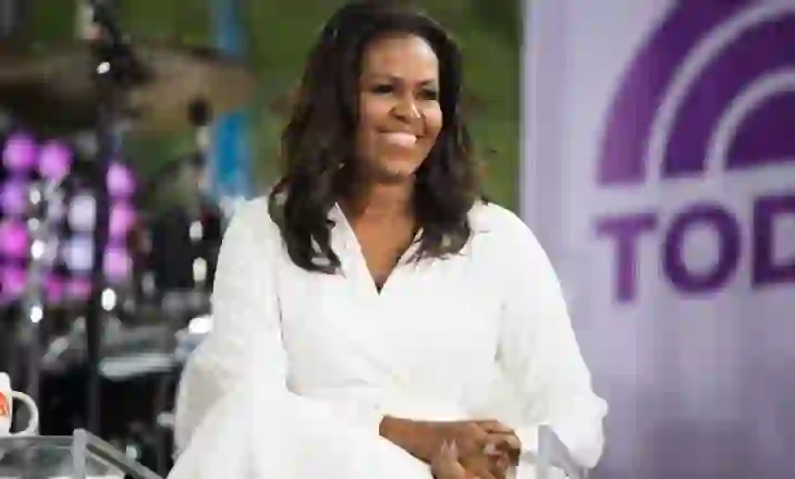 Pse krahët e Michelle Obamës u kthyen në lajm kombëtar?
