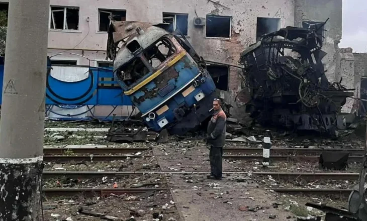 Pse Rusia po godet trenat? Trefishohen sulmet në infrastrukturën hekurudhore për të paralizuar Ukrainën