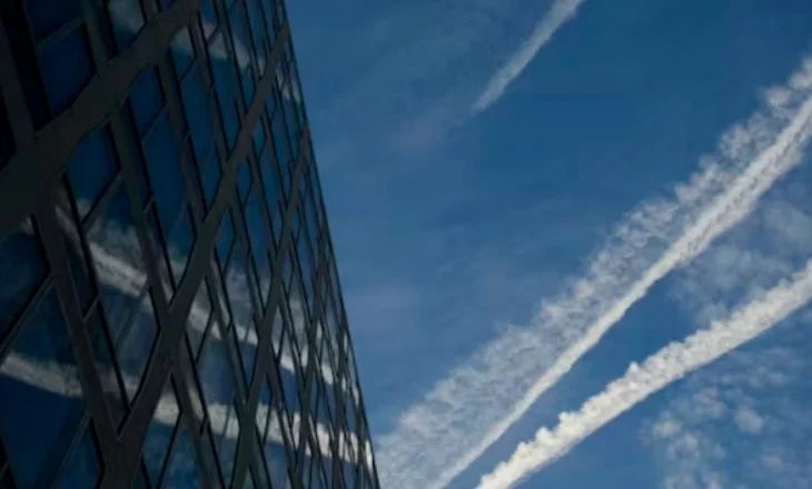 Pse vazhdon ende teoria e komplotit për vazhdat kimike dhe pse Tucker Carlson po flet për të