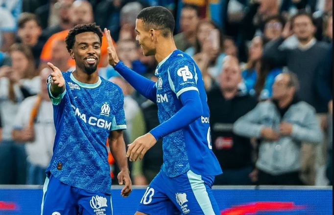 PSG nuk do ta ketë të lehtë këtë sezon, Marseille fiton bindshëm dhe merr kreun (video)