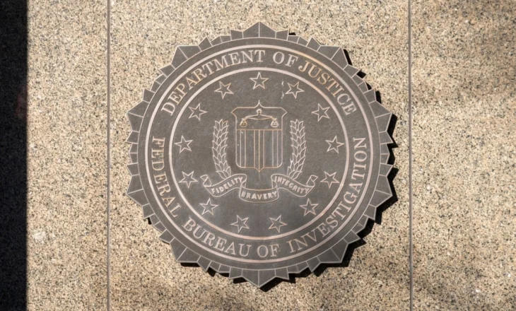 Punonjësi i FBI-së pushohet nga puna sepse solli flamurin LGBTQ+ në zyrë