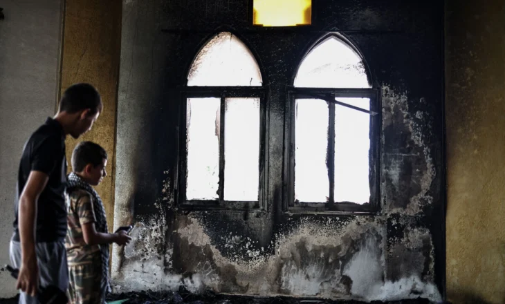 Pushtuesit izraelitë i vënë zjarrin xhamisë në Palestinë, djegin disa kopje të Kuranit