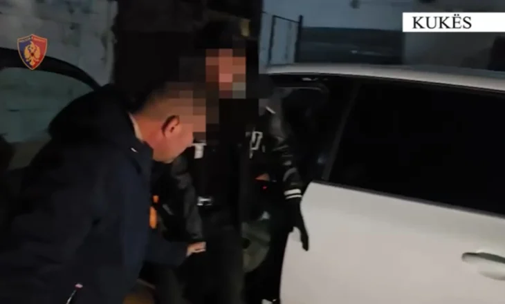 Qarkullonte me automjet i armatosur në qytetin e Kukësit, pranga 30-vjeçarit