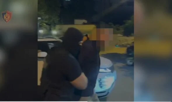Qëlloi me grusht policin e burgut të Fierit, arrestohet në Tiranë i riu dhe dhe 4 shokët e tij
