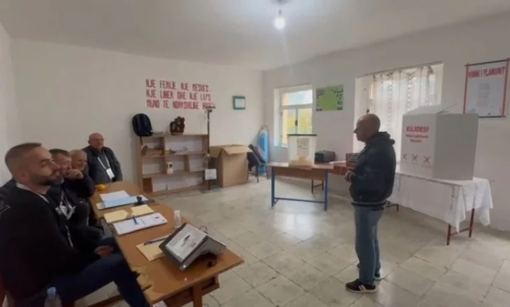 Qendra në Dukat dy orë pa asnjë votues! Edhe njëri që shkoi, kishte harruar kartën ID në shtëpi