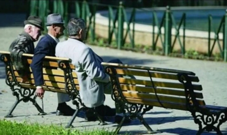 Qeveria ‘zgjidh qesen’ për pensionistët/ Miratohet bonusi për festat e fundvitit, ja shuma që do të marrin