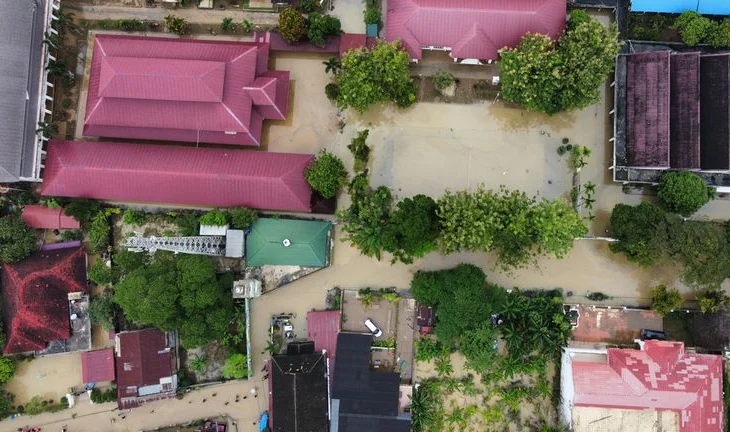 Qindra të vdekur pas përmbytjeve dhe rrëshqitjeve të dheut në Indonezi