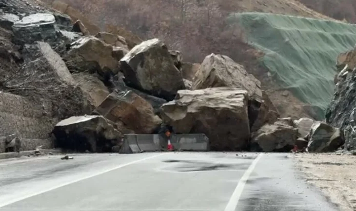 Qukës-Qafë Plloçë, firma ndërtuese nis punën për largimin e shkëmbinjve të rënë