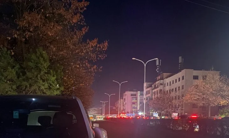 Qyteti i Fushë-Krujës në terr/ Prej më shumë se tetë orësh pa energji elektrike, situata bie në vesh të shurdhër
