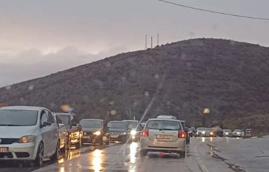 Radhë të gjata/ Drejt normalizimit situata në Kapshticë, pala shqiptare dhe greke po punojnë me kapacitet të plotë