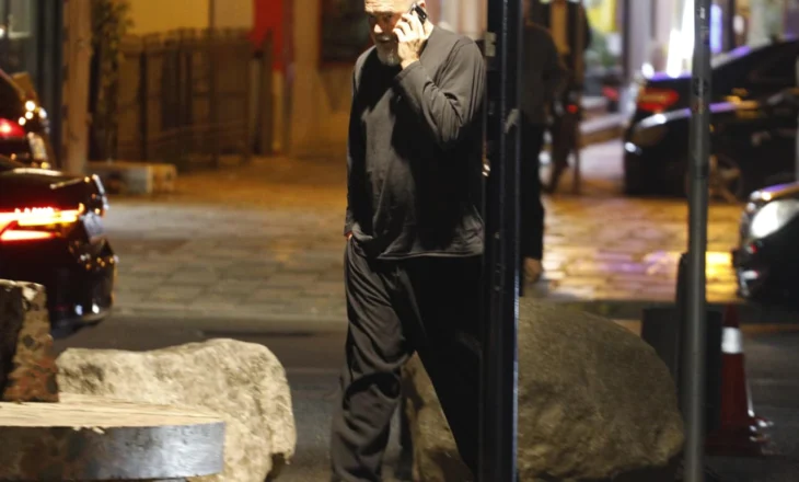 Rama mbërrin në PS i veshur me tuta sportive dhe duke folur në telefon