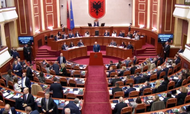 Rama në Foltore, deputetët e opozitës i kthejnë kurrizin, kryeministri: Më mirë shpina se fytyra juaj