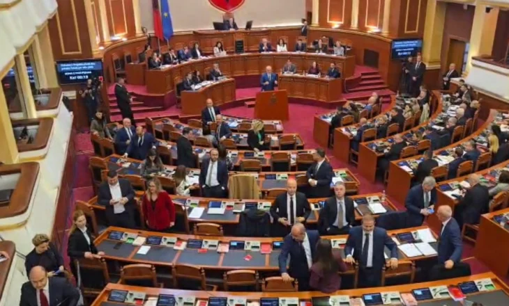 Rama nis fjalën/ Deputetët demokratë i kthejnë kurrizin, kryeministri: Më mirë shpina se fytyra juaj